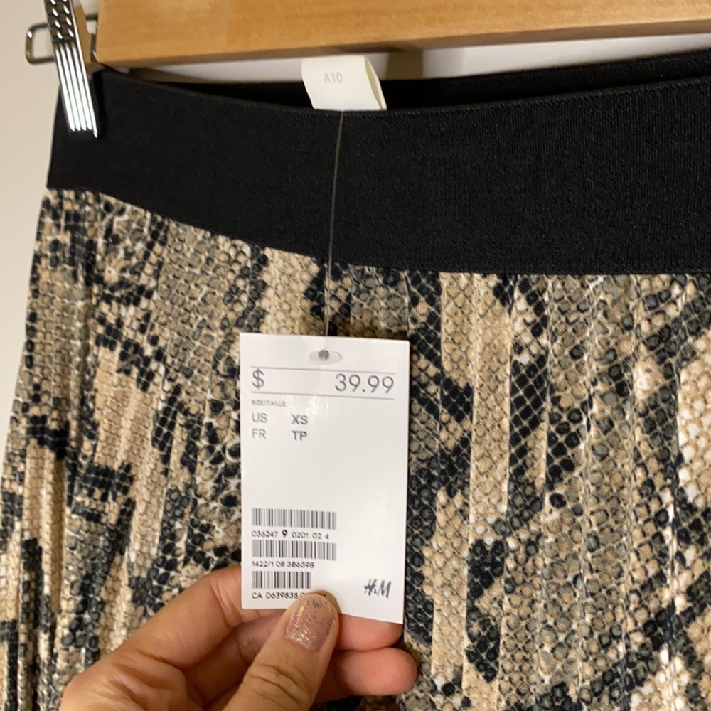 Brand new with tag - H&M pleated midi skirt in xs - Picture 5 of 7